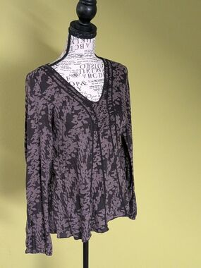 Calvin Klein Long-Sleeve V-Neck Patterned Top - Gray/Black